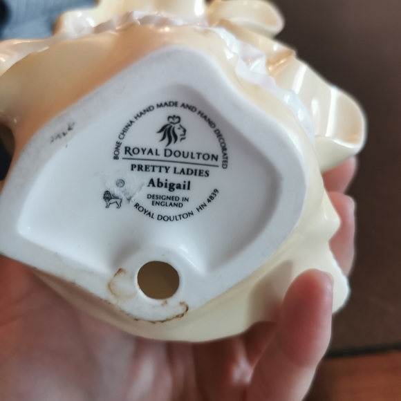 ROYAL doulton Abigail figurine - Picture 5 of 5